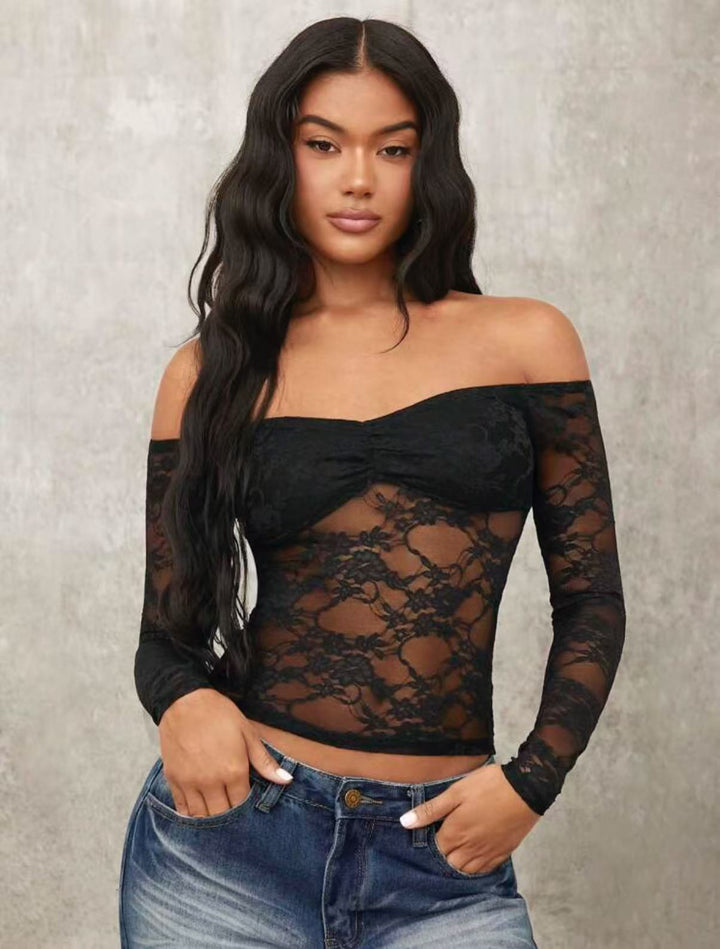 Off-shoulder festtopp for dame, lange ermer, delikat blomsterbroderi og gjennomsiktige detaljer i svart.