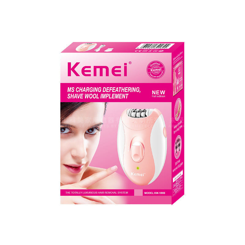 Stilig, ergonomisk epilator holdt av kvinne, klar for skånsom fjerning av hår på kropp og bikinilinje.