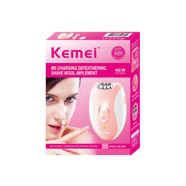 Stilig, ergonomisk epilator holdt av kvinne, klar for skånsom fjerning av hår på kropp og bikinilinje.