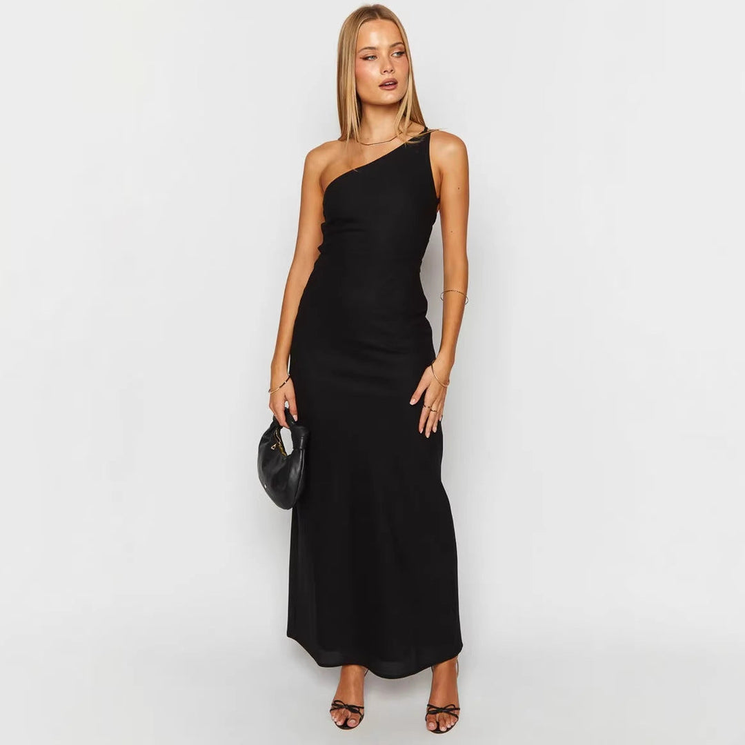 Svart elegant dame maxikjole med unik asymmetrisk utringning. Stilig og komfortabel festkjole.
