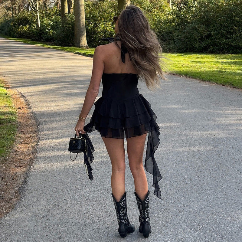 Kort damekjole i mote, med feminine volangdetaljer og flatterende dyp utringning. Perfekt til sommer.