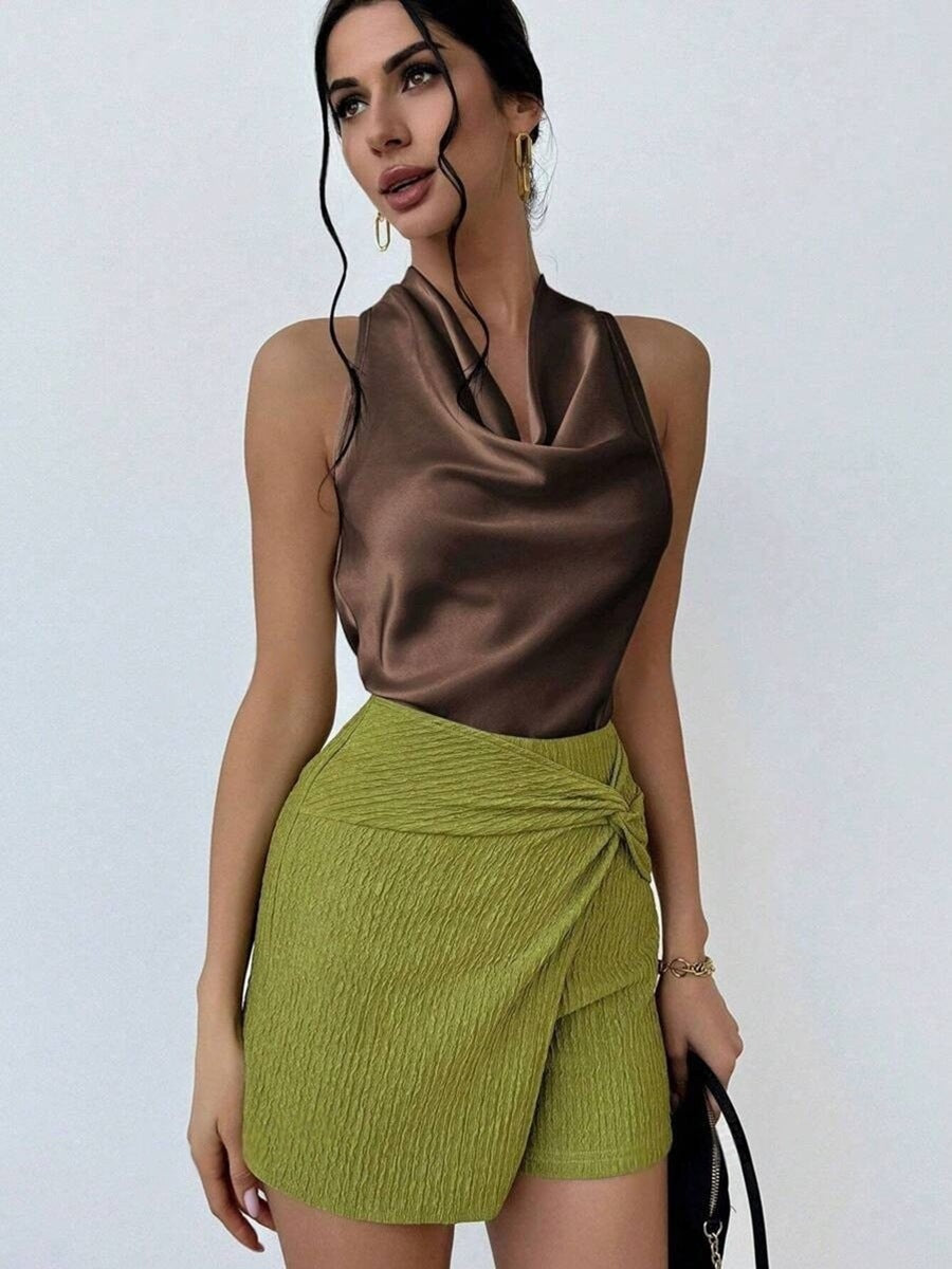 Stilig kontorstil topp for dame med elegant vannfall-utskjæring; profesjonell look.