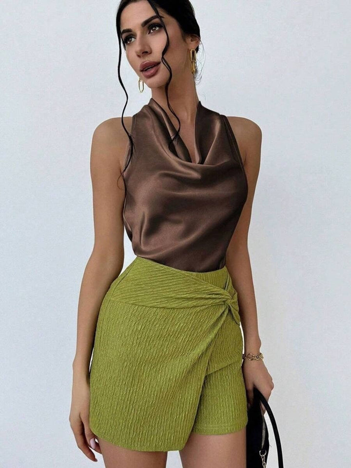 Stilig kontorstil topp for dame med elegant vannfall-utskjæring; profesjonell look.