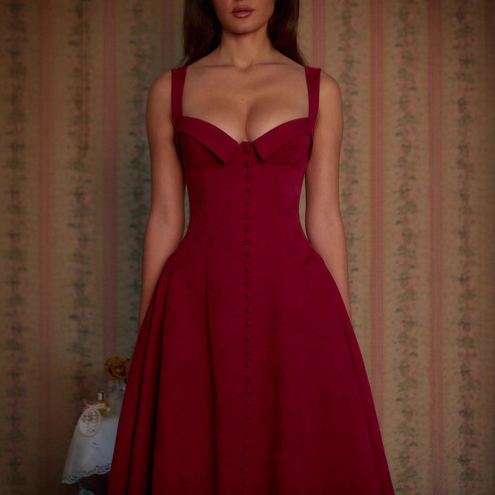 Klassisk A-linje damekjole med elegant bustier. Mørkerød festkjole med diskrete knappedetaljer.