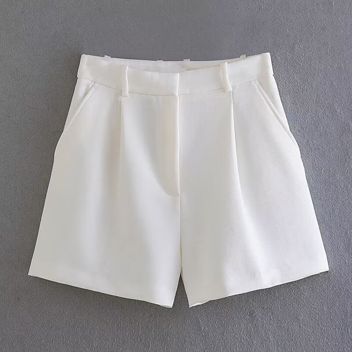 Stilige shorts med høy midje til kvinner, med praktiske lommer. Ideell for sommerens fritidsaktiviteter.