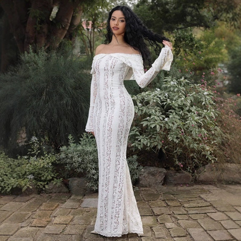 Figurnær off-shoulder kjole for kvinner. Fremhever silhuetten med elegant snitt og stil.