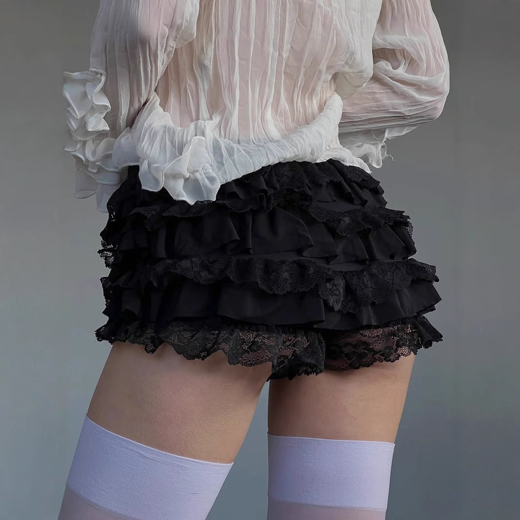 Trendy rysjeshorts til dame i rutete design, gir komfort og stil. Essensielt sommerplagg.