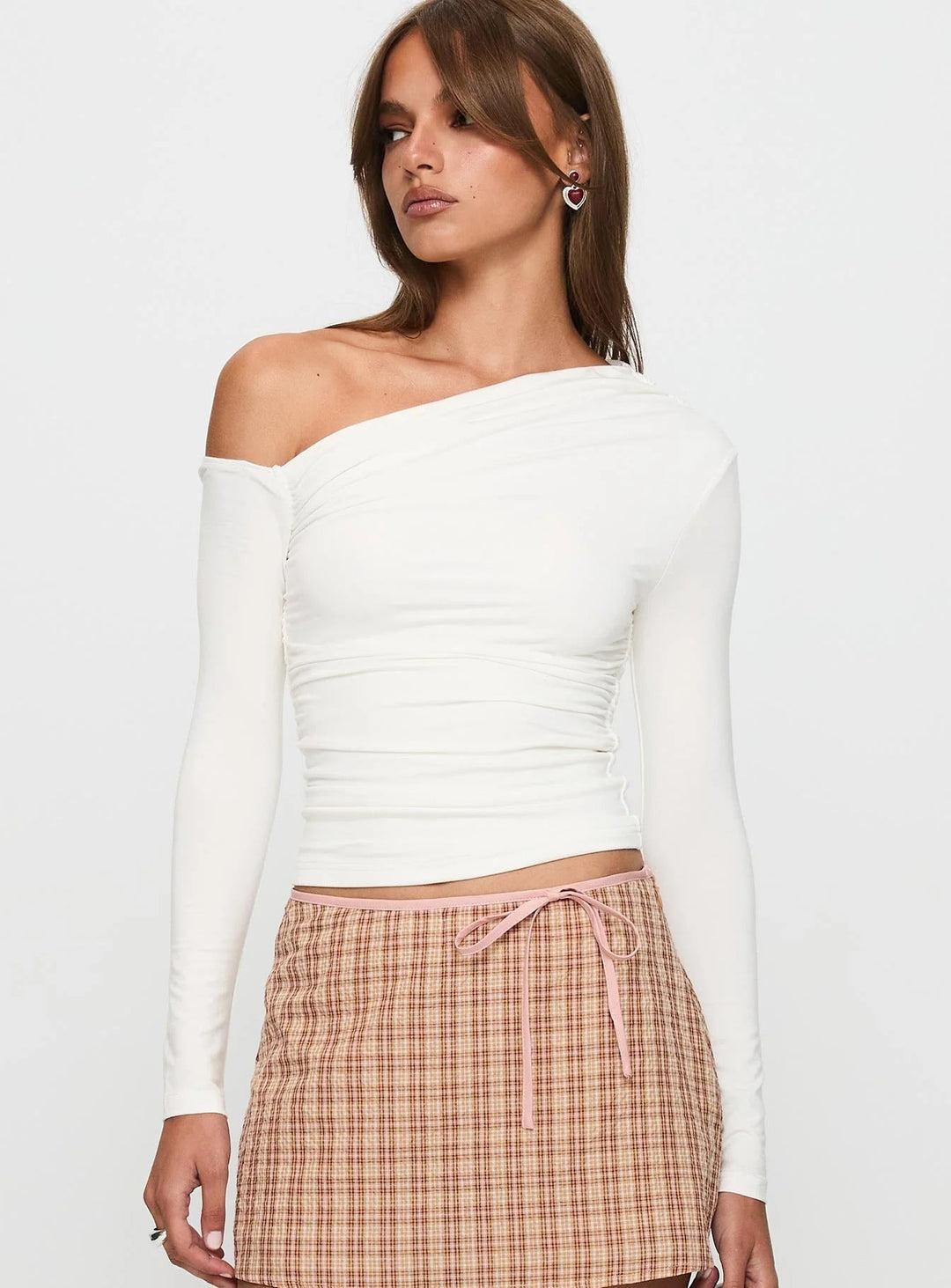 Detaljer av rynker på off-shoulder damegenser. Mykt stoff og elegant design av langermet rynkeskjorte.