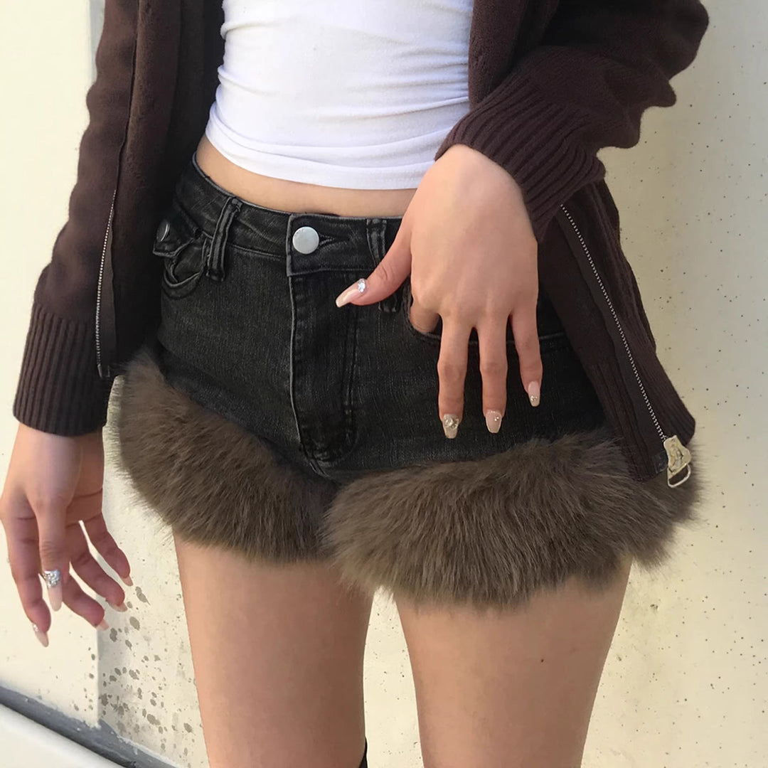 Elegante jeansshorts for damer med dekorert kant, røde eller svarte, perfekt for fest og sommerlig stil.