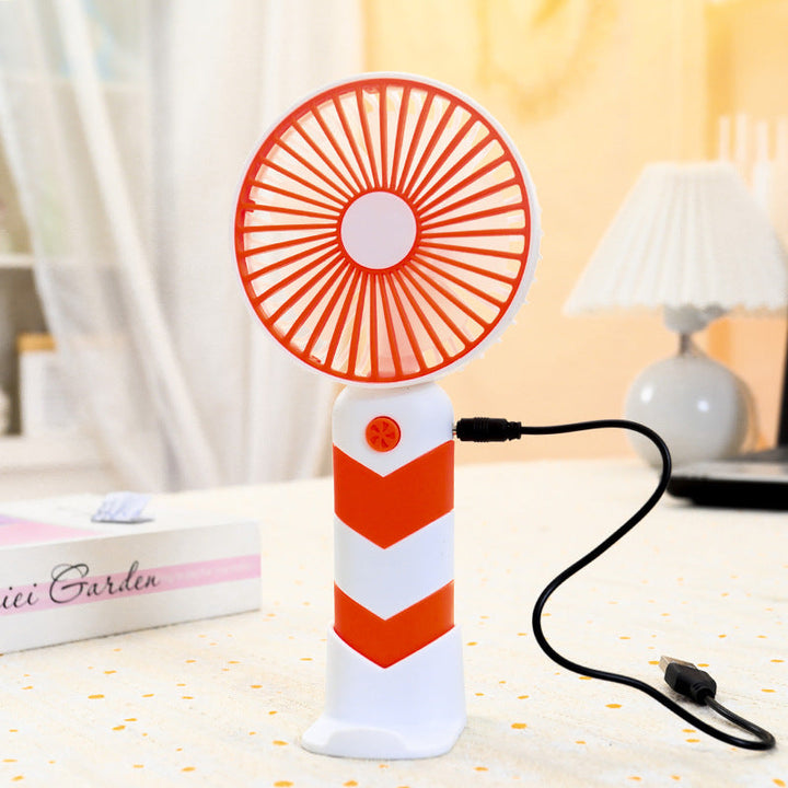 Kompakt oransje USB-vifte med justerbar hastighet for kontor og hjemmebruk. En praktisk sommervifte.