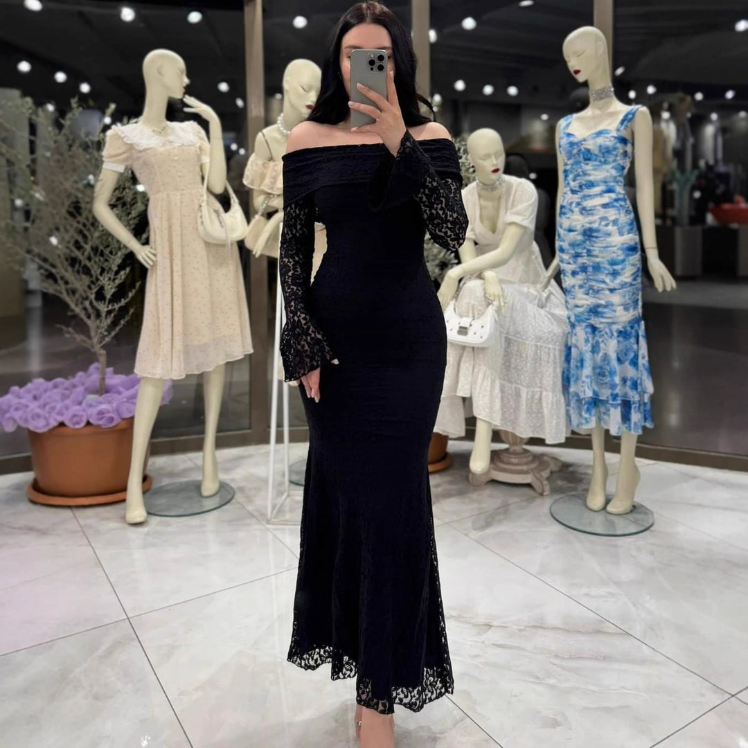 Hvit off-shoulder gallakjole for dame, elegant lang festkjole perfekt for formelle anledninger.