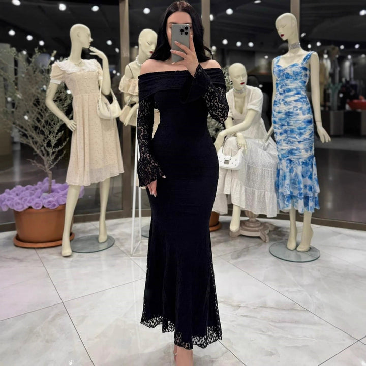 Hvit off-shoulder gallakjole for dame, elegant lang festkjole perfekt for formelle anledninger.