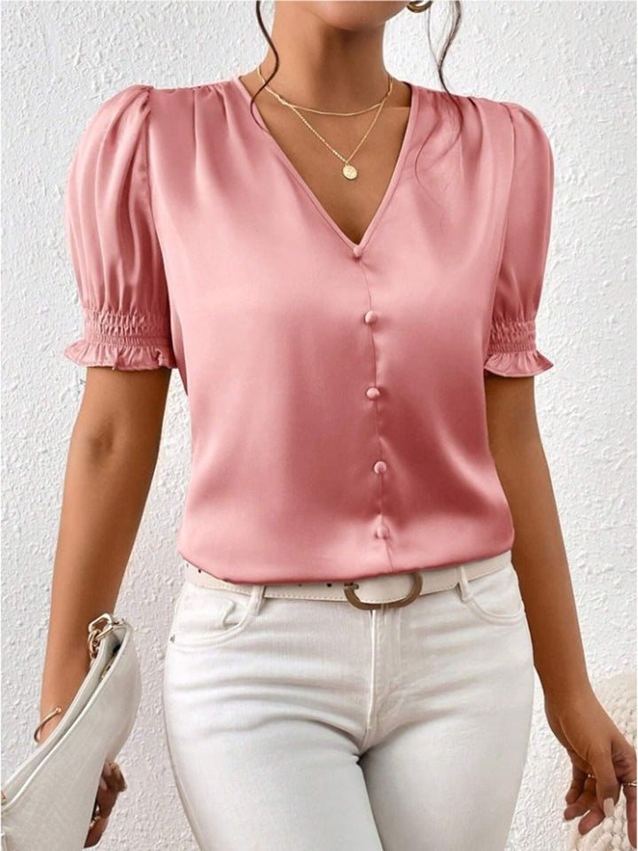 Motebevisst damebluse med puffermer, egnet for både kontoret og sosiale arrangementer. Feminin.