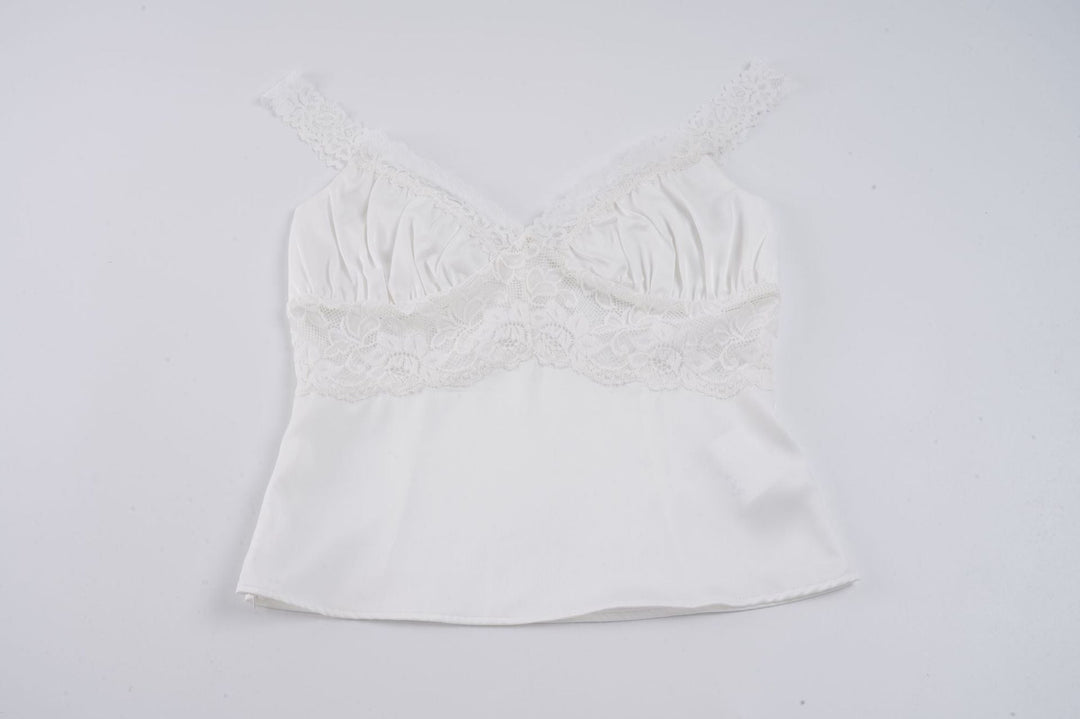 Allsidig dame topp med blonder, fungerer som både komfortabelt nattøy og chic loungewear for kvinner.