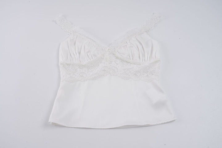 Allsidig dame topp med blonder, fungerer som både komfortabelt nattøy og chic loungewear for kvinner.