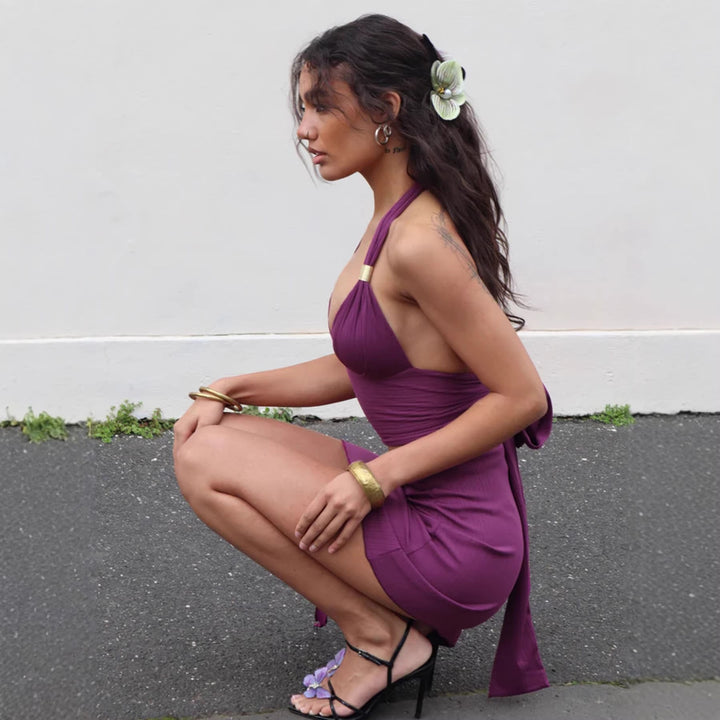 Kvinner todelt sett: stilfull brun/lilla crop-top og flytende asymmetrisk volangskjørt. Perfekt elegant mote.