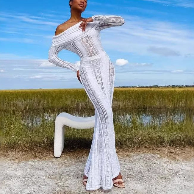 Hvit elegant off-shoulder lang kjole for kvinner. Stilfull festkjole med spisskjørt, ideell for kveldsantrekk.