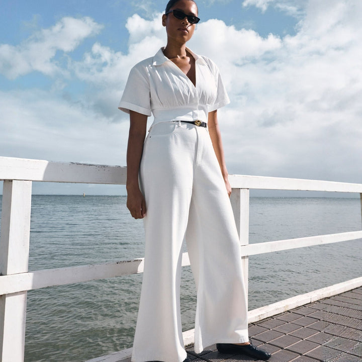 Enkel hvit kortermet damebluse med V-hals. Luftig og lett bluse, perfekt for casual sommerdager.