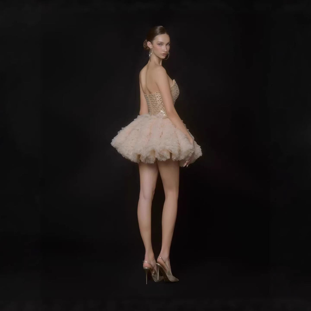 Elegant aftenkjole for dame i korsett-stil, med glitrende overdel og flytende skjørt for en glamorøs look.