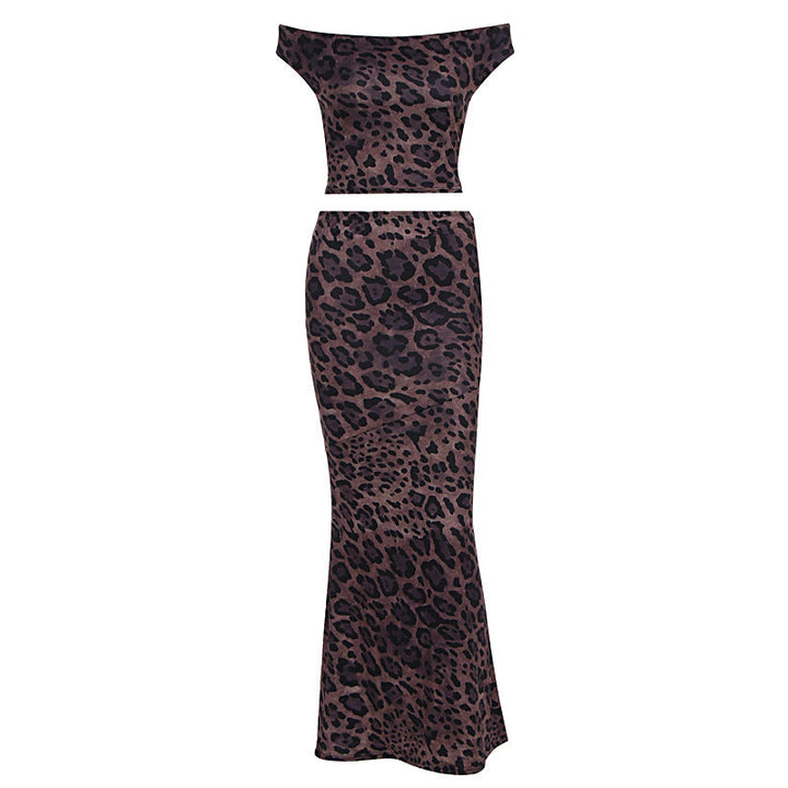 Chic skulderfri maxikjole i leopardmønster for damer. En mønstret lang festkjole med elegant passform.