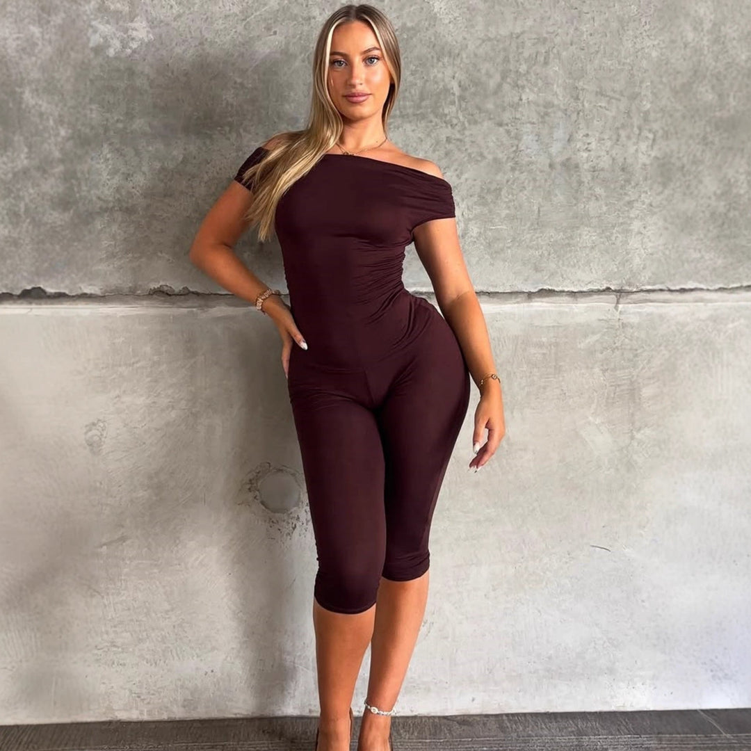 Elegant bordeaux off-shoulder jumpsuit for dame med stilfulle rynkedetaljer, perfekt for fest og sommer.