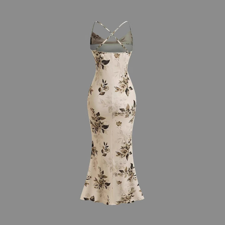 Dame elegant festkjole med blomstertrykk og rynkedetaljer. Lang kvinnekjole ideell for sommer og aften.