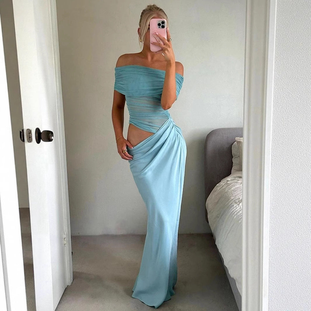 Stilig damekjole; off-shoulder omslagskjole med elegant drapering. Ideell som festkjole eller kveldsantrekk.
