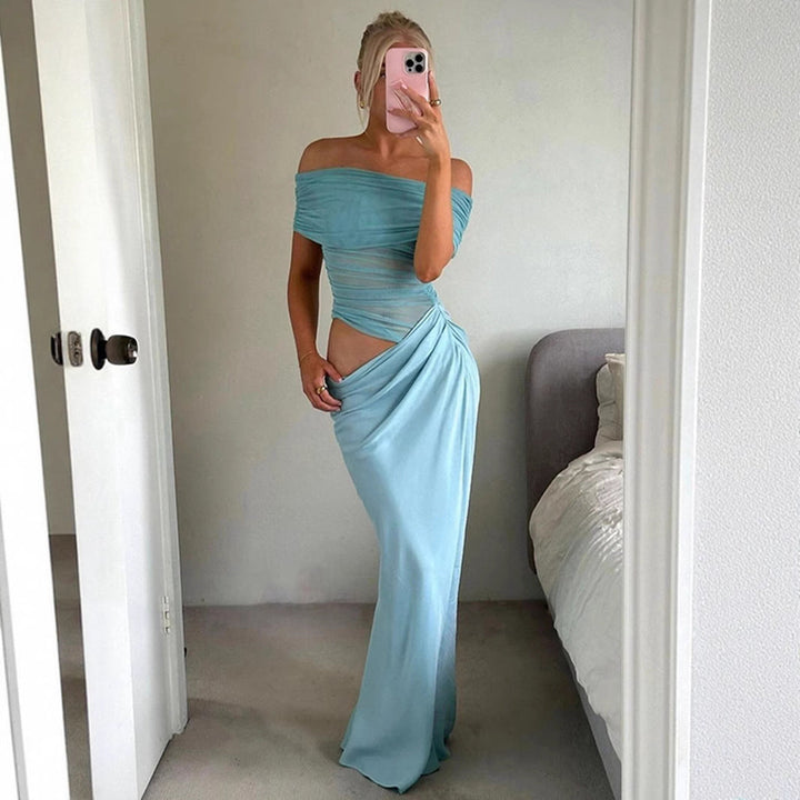 Stilig damekjole; off-shoulder omslagskjole med elegant drapering. Ideell som festkjole eller kveldsantrekk.