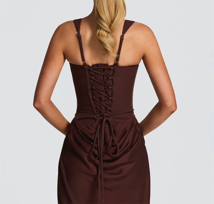 Klassisk elegant maxikjole for kvinner, med figursydd overdel og fallende draperinger.