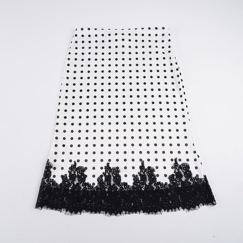 Sommerlig prikkete damekjole med elegant blonderkant, en lett og stilfull mote for kvinner.