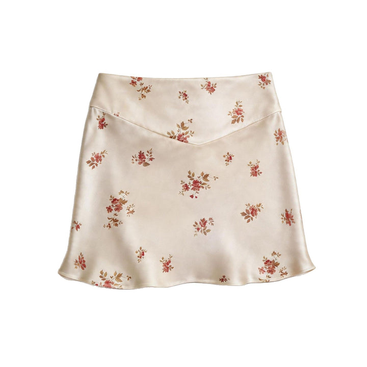 Kort dame skjørt med flytende passform og aprikos blomsterprint. Et feminint valg for sommerlige antrekk.