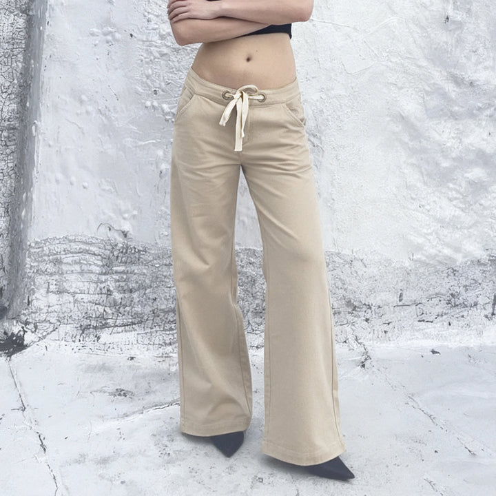 Komfortable khaki damebukser med vide ben og elegant snitt, ideelle for vår og sommer.