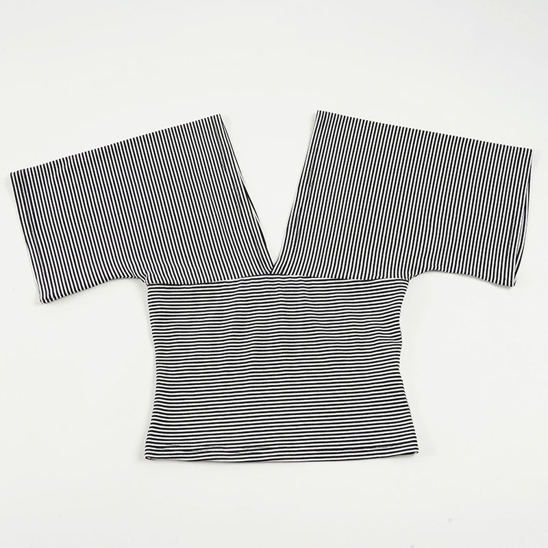 Trendy dame overdel med asymmetrisk design og korte ermer. Løs og luftig stil for moderne sommerantrekk.