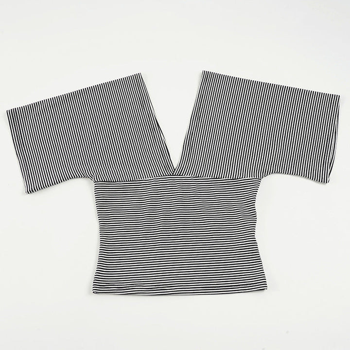 Trendy dame overdel med asymmetrisk design og korte ermer. Løs og luftig stil for moderne sommerantrekk.
