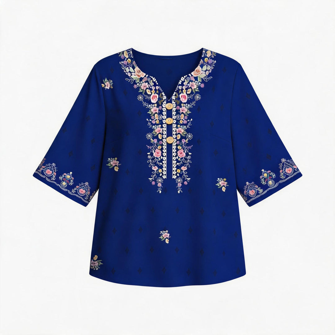 Komfortabel damebluse med blomstermønster, knappeliste og løs passform. Ideell for varme dager.