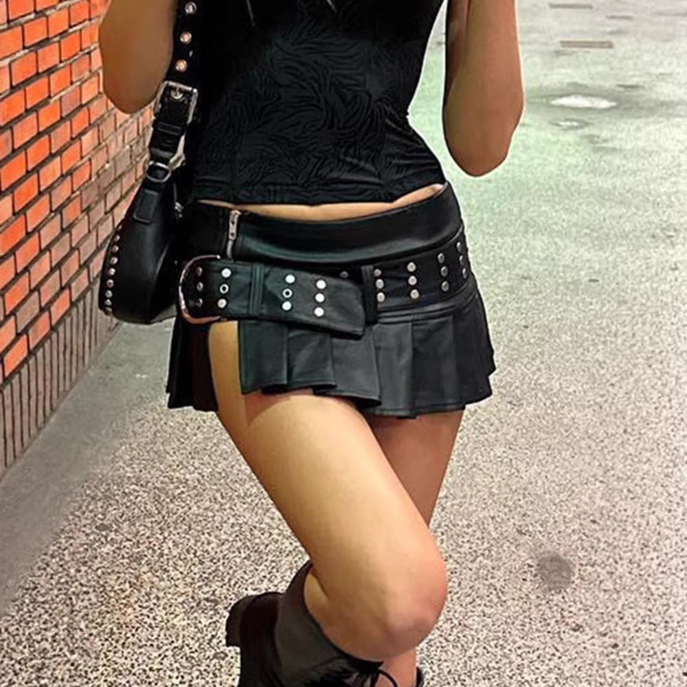 Dame miniskjørt i svart, med feminine volanger og kule nagler. Perfekt for en trendy og edgy stil.