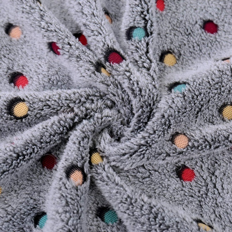 Lekkert, mykt kosepledd i mikrofiber med kontrasterende prikkemønster.