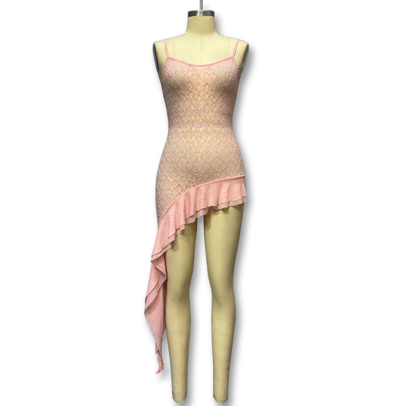 Moderne asymmetrisk dame strandkjole i lett stoff. Luftig coverup, flott rosa feriekjole for avslappede dager.