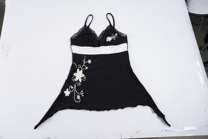 Luksuriøs dame nattkjole med detaljert blomsterbroderi og blondekanter for stil og komfort.