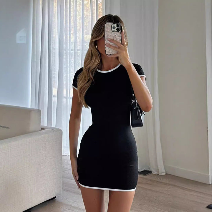 Dame figurnær minikjole med elegante kontrastbånd. Perfekt som festkjole eller sommerkjole.