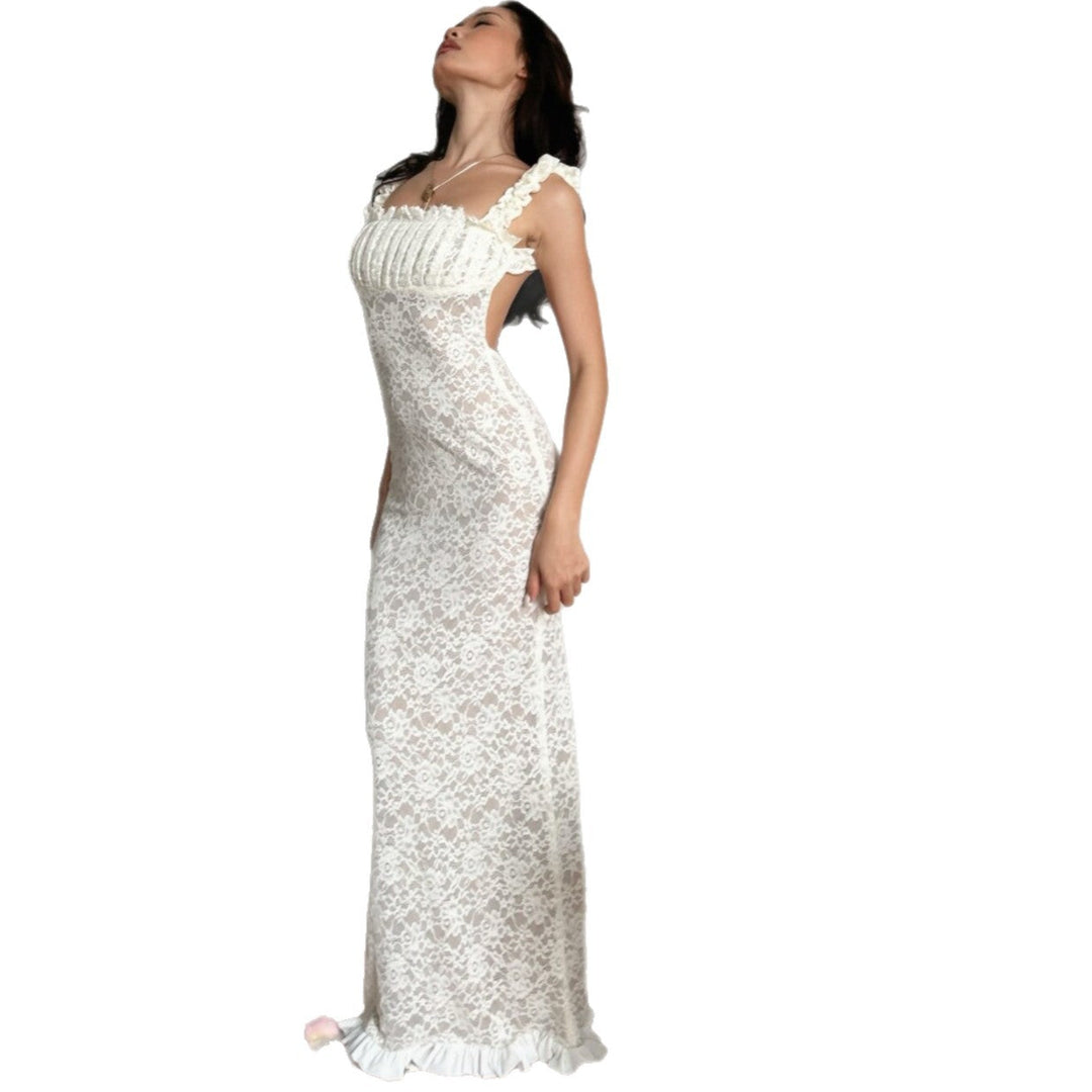 Damekjole hvit, elegant lang kjole med volang og figurnært design, perfekt for bryllupsgjester.