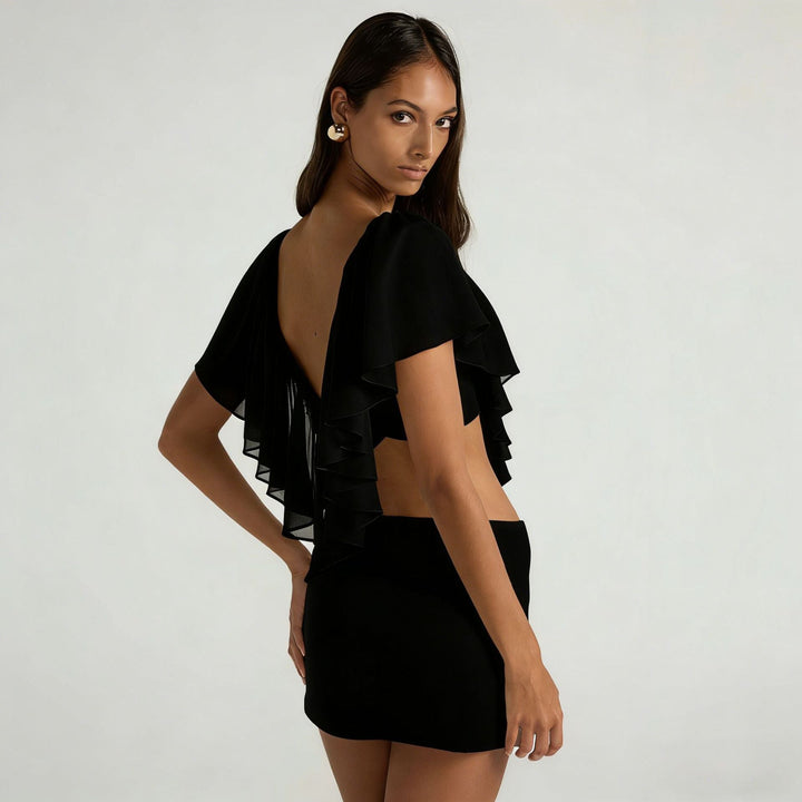 Feminin rysjebluse med dyp utringning for kvinner. En elegant sommertopp i lett stoff.