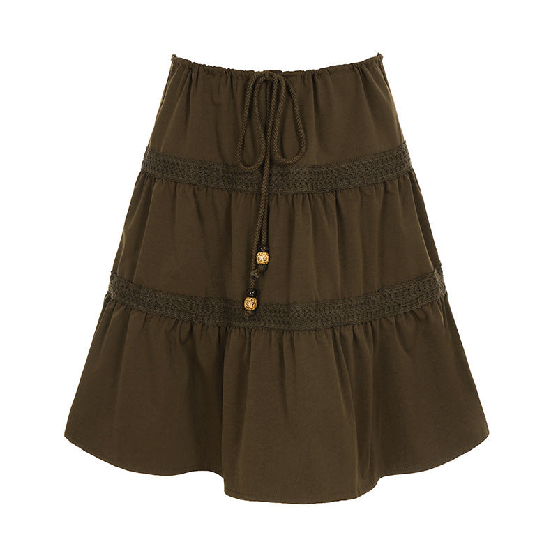 Luftig brun damers jumpskirt med justerbare stropper, elegant rynket elastisk midje og fullt skjørt.