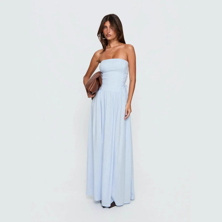 Flatterende dame maxikjole med off-shoulder design og elegante volanger, tilbyr både stil og komfort.