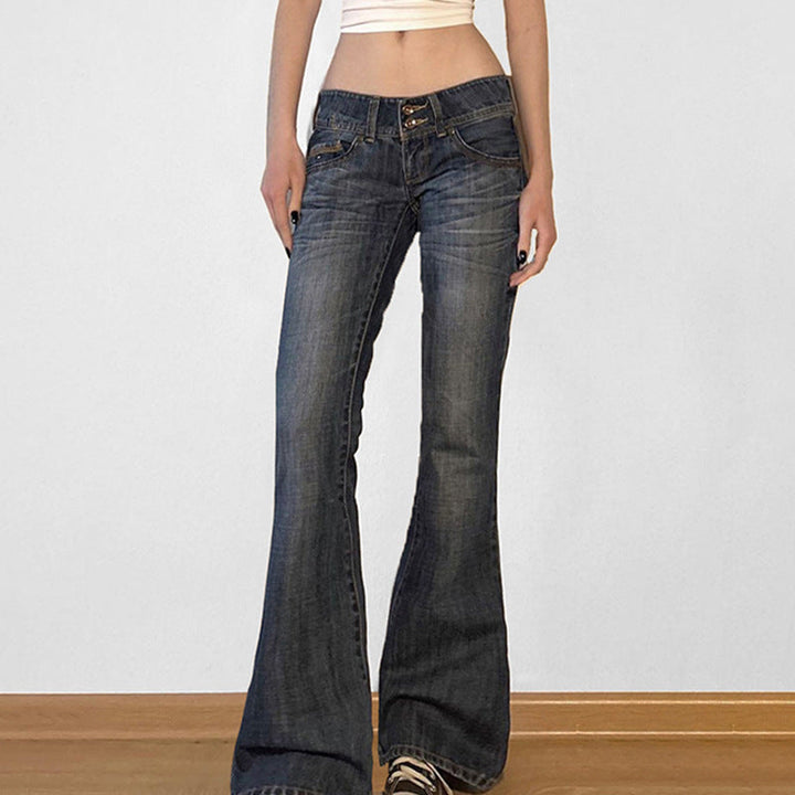 Nærbilde av detaljer på blå høy midje flared jeans, viser stofftekstur og kvalitetssting.