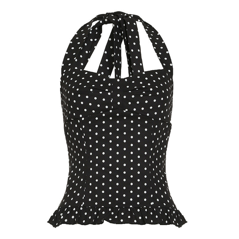 Elegant og feminin dame topp med tidløst polka-prikket mønster og stilige volanger.