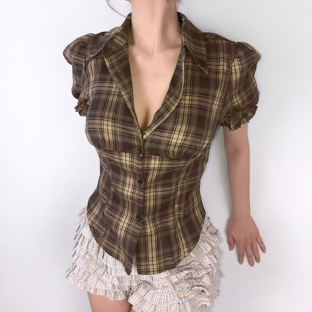Trendy rutete skjorte med elegante puffermer, en feminin og moteriktig bluse.