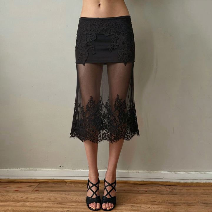 Elegant dameskjørt med transparente volanger, ideelt for fest. Klassisk sommerskjørt med delikate detaljer.