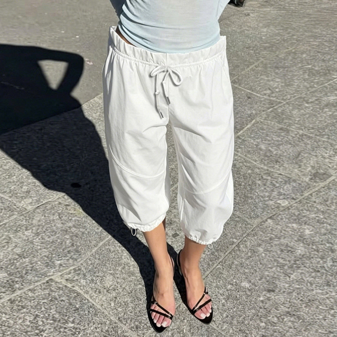 Avslappet joggebukse til dame med justerbar linning for optimal passform. Sporty hverdagsbukse i mykt stoff.