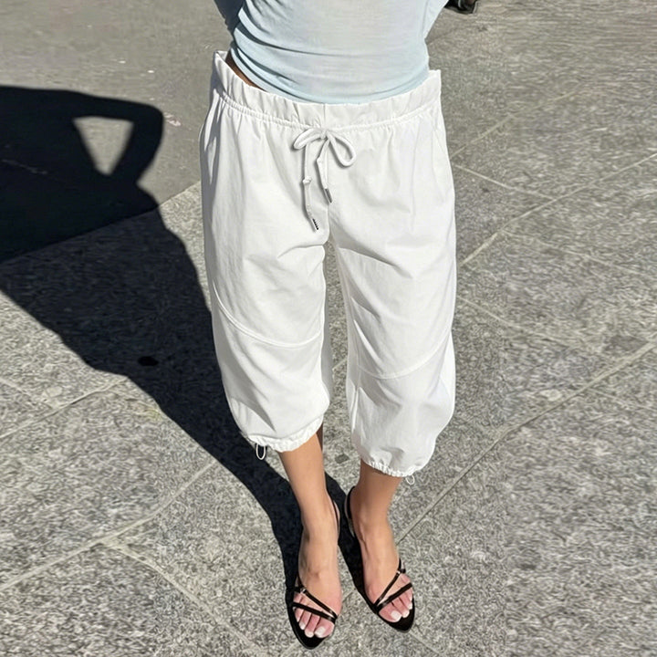 Avslappet joggebukse til dame med justerbar linning for optimal passform. Sporty hverdagsbukse i mykt stoff.